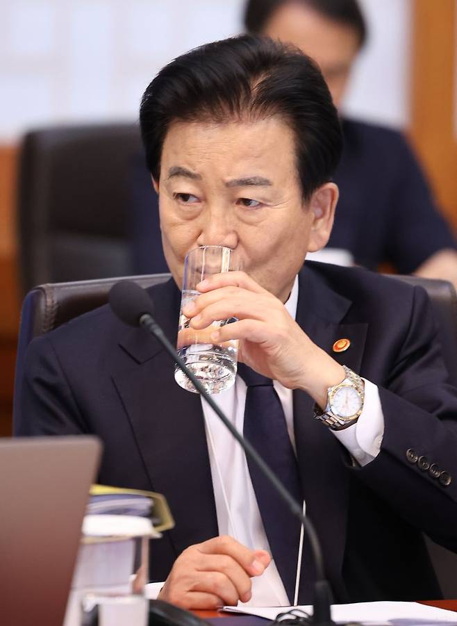 정동영 통일부 장관이 28일 청와대에서 열린 국무회의 겸 비상경제점검회의에서 물을 마시고 있다. 연합뉴스