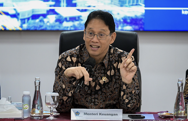 인도네시아 재무장관 푸르바야 유디 사데와가 자카르타에서 열린 한 행사장에서 인도네시아 경제에 대해 설명하고 있다. 인도네시아 재무부 제공
