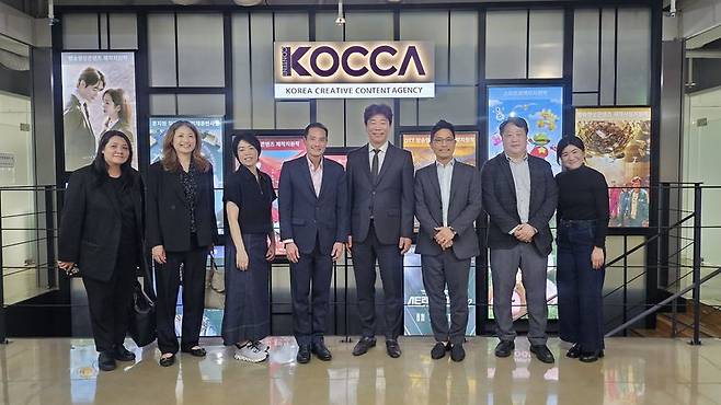 콘진원은 '한-싱가포르 콘텐츠 산업 생태계 교류·연수 프로그램'을 성공리에 마무리했다. 왼쪽에서 네번째부터 싱가포르 디지털개발정보부(MDDI) 탄 키앗 호우 선임국무장관, 콘진원 김락균 글로벌혁신부문장. 콘진원 제공.