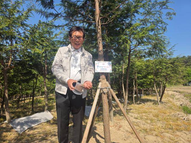 우세균 포천편백나무농원 대표가 26일 경기 포천시 일동면 농원에서 열린 ‘포천편백 북한보내기 범국민운동 발대식’에서 북한에 보낼 편백 씨앗을 소개하고 있다. 이종구 기자