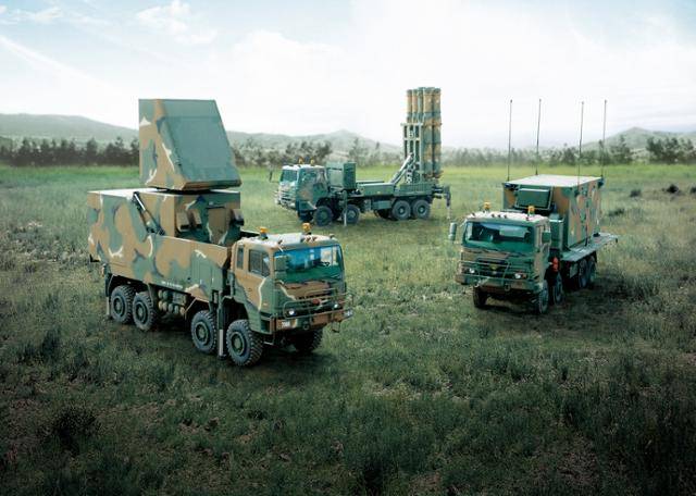 최근 요격 무기로 각광받고 있는 천궁-II는 통제소, 다기능 레이더, 요격미사일 발사대로 구성되어 있다. 방위사업청 제공