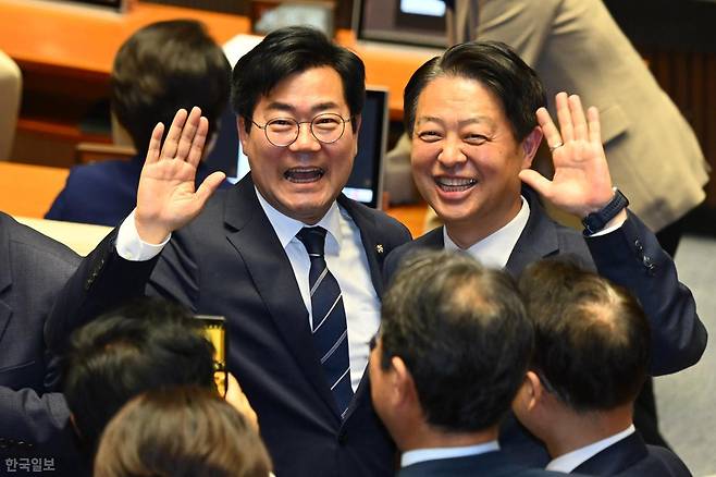 박찬대 인천시장 더불어민주당 후보가 28일 국회에서 열린 제434회 국회 제8차 본회의에 참석해 김영호 민주당 의원과 기념촬영을 하고 있다. 박시몬 기자