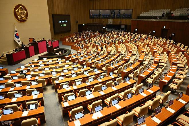 28일 국회에서 열린 제434회 국회 제8차 본회의에서 공직선거법 일부개정법률안이 통과된 뒤 김건 국민의힘 의원의 자유발언이 시작되자 더불어민주당 의원들이 회의장을 나간 모습. 박시몬 기자