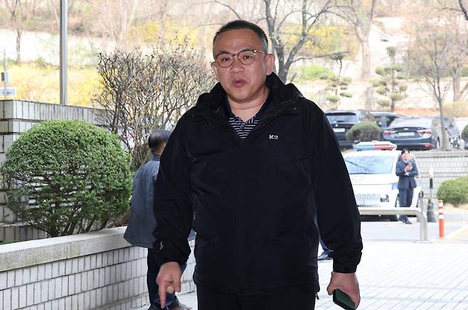 명태균씨가 3일 오전 서울 서초구 서울중앙지방법원에서 열린 오세훈 서울시장의 정치자금법 위반 혐의 사건 1심 속행 공판에 증인으로 출석하고 있다. 사진공동취재단