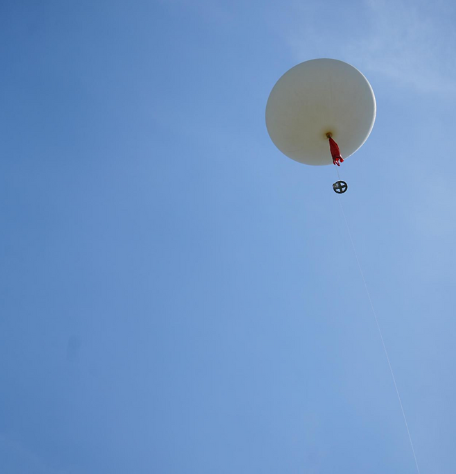 28일 경북 포항시 남구 송도동 대구지방기상청 포항관측소에서 비양한 풍선이 하늘 위로 올라가고 있다. 포항=김재현 기자