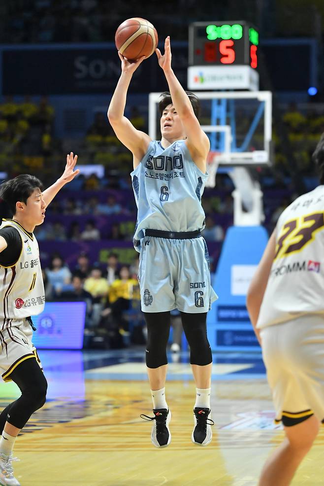 소노 이정현이 27일 고양소노아레나에서 열린 LG와의 2025~26 LG전자 프로농구 4강 PO 3차전 중 슛을 시도하고 있다. 사진=KBL