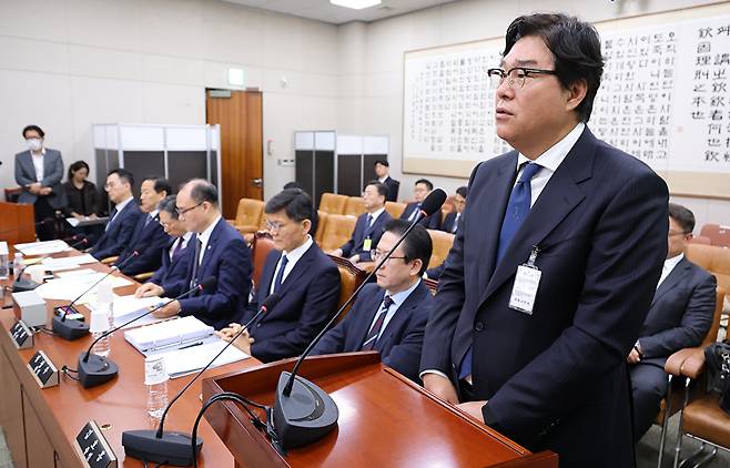 김성태 전 쌍방울 회장이 28일 국회 윤석열 정권 정치검찰 조작기소 의혹 사건 진상규명 국정조사특별위원회 제11차 전체회의에서 열린 종합 청문회에서 의원 질의에 답하고 있다. 2026.4.28 [사진=연합뉴스]