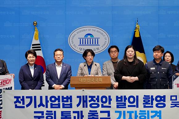 28일 박희정 후보(가운데)가 더불어민주당 을지로위원장 민병덕 국회의원과 함께 국회에서 기자회견을 열고 있다. [사진=박희정 후보 캠프]