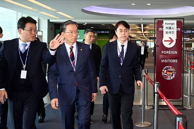 정성호 법무부 장관이 지난 23일 인천국제공항 1터미널에서 출입국 현장을 점검하고 있다. [공항사진기자단]