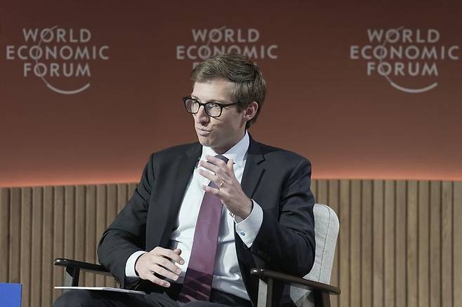 크리스 밀러 미국 터프츠대 플레처스쿨 교수가 2024 세계경제포럼(WEF·다보스포럼) 연례총회에 참석해 발언하고 있다. 사진 크리스 밀러 제공