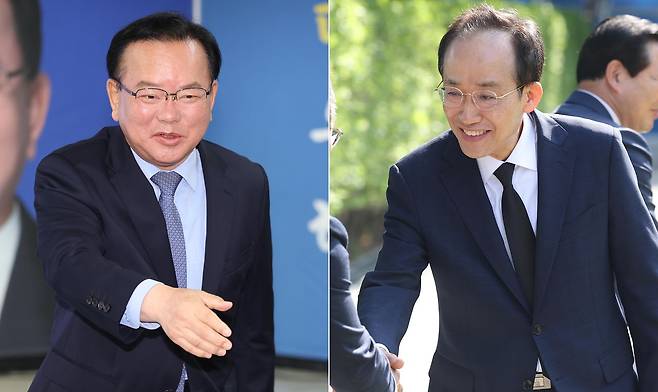 김부겸 더불어민주당 대구시장 후보(왼쪽)가 27일 오전 대구 달서구 선거사무소에서 열린 세 번째 공약 발표 회견에서 참석자들과 인사하고 있다. 같은 날 추경호 국민의힘 대구시장 후보가 대구 남구 대명동 충혼탑을 참배하기에 앞서 기초단체장 예비후보들과 인사하고 있다. 연합뉴스