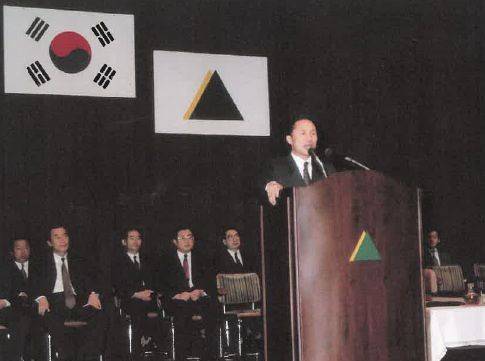 이명박 전 대통령이 1992년 1월 현대그룹을 떠나면서 퇴임사를 하고 있다. 사진 현대건설