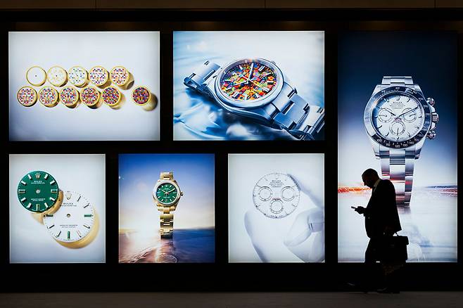 박람회에 참가한 롤렉스의 부스 외관 모습. 브랜드를 대표하는 오이스터 케이스 100주년을 맞아 이와 관련한 다양한 신제품을 내놨다. 사진 워치스&원더스 제네바