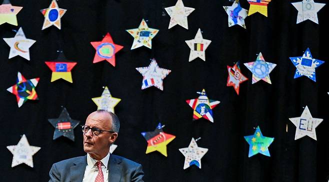 프리드리히 메르츠 총리가 27일 (현지시간) 독일 서부 노르트라인베스트팔렌주 마르스베르크에서 열린 학생 대상 강연에서 발언하고 있다. 로이터=연합뉴스