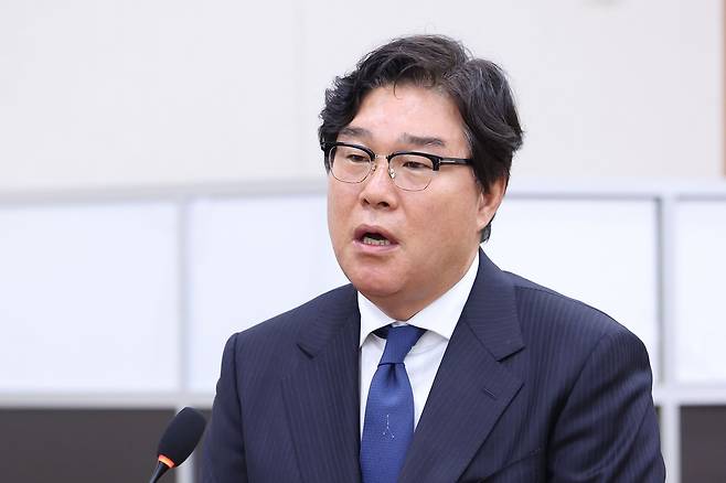 김성태 전 쌍방울 회장이 28일 서울 여의도 국회 윤석열정권정치검찰조작기소의혹사건진상규명국정조사특별위원회에서 열린 윤석열 정권 정치검찰 조작기소 의혹 사건 종합 청문회에서 의원 질의에 답변하고 있다. 뉴스1