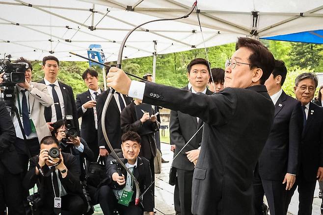 이재명 대통령이 28일 오후 충남 아산시 현충사 활터에서 열린 '제65회 대통령기 전국 궁도대회'에서 참석해 직접 활을 쏘아보고 있다. 청와대사진기자단