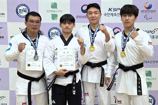 ▲ 춘천시장애인체육회 파라태권도팀 엄재천(왼쪽부터)과 김지원, 주정훈, 이동호가 26일 전북 무주국민체육센터에서 막을 내린 제4회 대한장애인태권도협회장배 전국장애인태권도대회 출전을 마친 뒤 기념 촬영하고 있다.  춘천시장애인체육회 제공