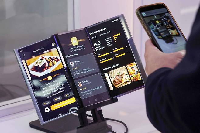 스페인 바르셀로나 피라 그란 비아 전시장에서 열린 '모바일 월드 콩그레스(MWC) 2025'를 찾은 관람객들이 삼성디스플레이 부스에서 플렉스S 시제품을 살펴보고 있다.사진=뉴스1