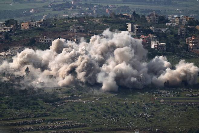 이스라엘군의 공격으로 26일(현지시간) 레바논 남부 타예베 마을에 연기가 피어오르고 있다./EPA연합뉴스