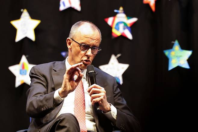 프리드리히 메르츠 독일 총리가 27일(현지시간) 자를란트주 카롤루스-마그누스-김나지움을 방문해 학생들과 토론하고 있다. EPA연합뉴스