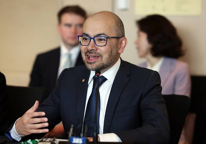 데미스 허사비스 구글 딥마인드 최고경영자(CEO)가 지난 27일 서울 종로구 한 호텔에서 열린 과학기술정보통신부-구글 딥마인드 MOU 체결식에서 인사말을 하고 있다.  연합뉴스