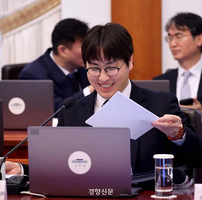 하정우 청와대 AI미래기획수석이 지난 9일 청와대에서 열린 수석보좌관회의에 참석하고 있다. 청와대사진기자단