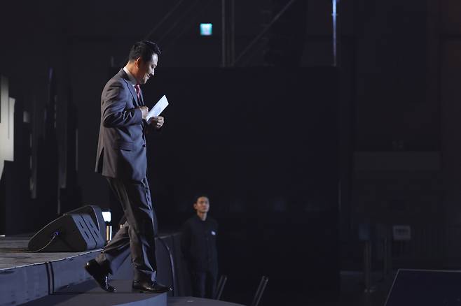 내려오는 장동혁 대표 장동혁 국민의힘 대표가 28일 경기 고양시 킨텍스에서 열린 대한주택관리사협회 한마음대축제에서 축사를 마친 뒤 연단에서 내려오고 있다.  연합뉴스