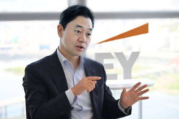 권영대 EY 한영 산업연구원장이 16일 서울 여의도 파크원 타워 49층에 위치한 사무실에서 국제신문과 인터뷰를 하고 있다. 김정록 기자