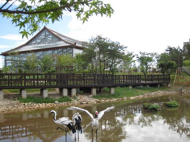 Woori Flower Botanical Garden features a hanok-style indoor garden [GYEONGGI PROVINCIAL GOVERNMENT]