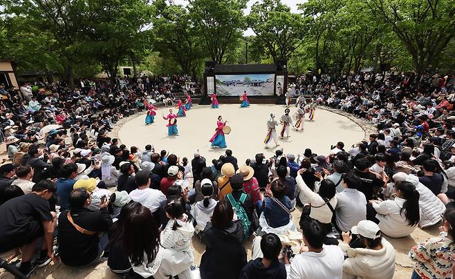 Citizens watch a traditional performance at the Korean Folk Village in Yongin, Gyeonggi, on May 6, 2025. [YONHAP]