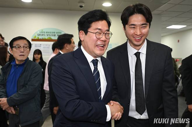 박찬대 더불어민주당 인천시장 후보가 28일 서울 여의도동 국회 소통관에서 열린 인천바이오과학기술원 설립 제안 기자회견이 끝난 후 악수하고 있다.