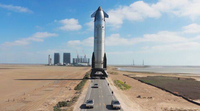 스페이스X의 스타십 V3 상단부가 미국 텍사스주 남부 스타베이스의 매시 발사장으로 이동하는 모습. 스페이스X 제공