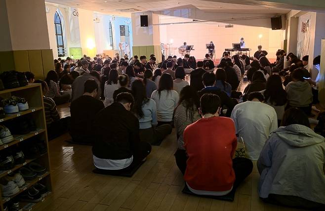 수원제일교회 대학청년부가 27일 경기도 수원의 교회 영유아부실에서 진행한 월요기도회 모습. 기도회에 참석한 청년들이 30평 남짓의 공간에 빼곡하게 앉아 있다.