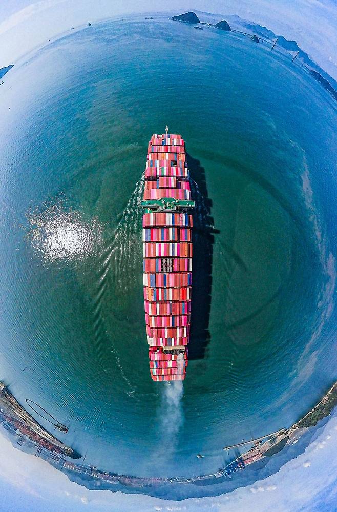 파나마 해협을 향해 출항하는 HMM 빅토리호. 드론과 360도 카메라를 이용한 파노라마 합성 사진.