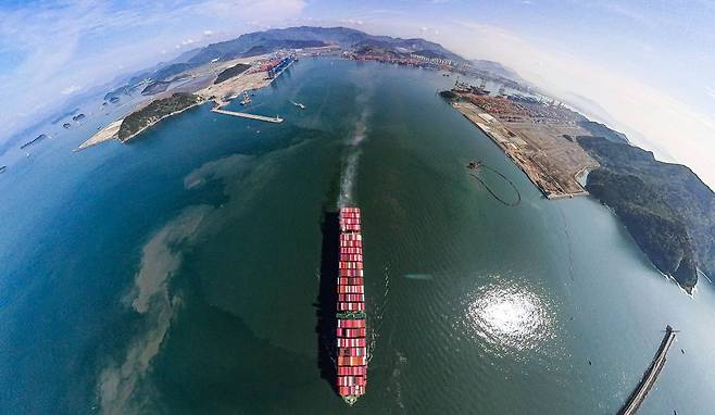 부산신항을 떠난 빅토리호가 태평양 너머 파나마를 향해 물살을 가르고 있다.