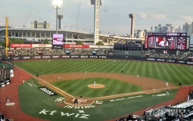 28일 수원 KT위즈파크에서 ‘2026 신한 SOL KBO리그’ KT 위즈와 LG 트윈스의 경기 장면. 임창만기자