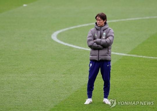 훈련 지켜보는 홍명보 감독 / 사진=연합뉴스