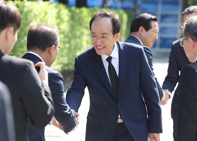 추경호 국민의힘 대구시장 예비후보가 지난 27일 오전 대구 남구 대명동 충혼탑을 참배하기에 앞서 기초단체장 예비후보들과 인사하고 있다. [연합뉴스]