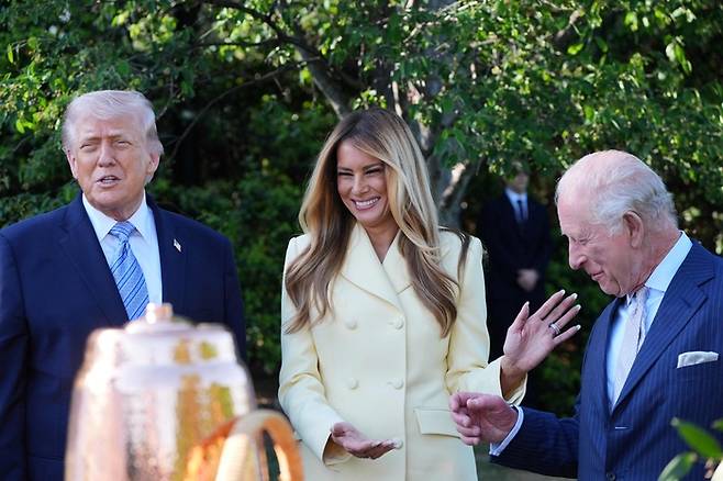 4월 27일, 미국 영부인 멜라니아 트럼프와 영국의 찰스 3세 국왕이 워싱턴 DC 백악관 남쪽 잔디밭에 있는 백악관 벌집을 둘러보며 웃고 있다. AFP연합뉴스