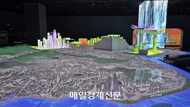 서울이 1:1600 스케일로 압축돼 표현된 ‘내친구서울 1관’, 용산 국제업무지구와 용산구·마포구·중구 등의 모습이 표현돼 있다 [한창호 기자]