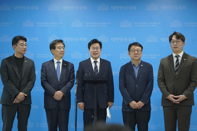 박찬대 더불어민주당 의원(가운데)이 28일 국회에서 기자회견을 열고 질문에 답하고 있다. 왼쪽부터 민주당 노종면·정일영·박찬대·허종식·모경종 의원. [박찬대 후보 제공]