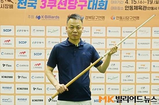 수제 당구큐업체 몬스터큐 신경섭 대표는 최근 막을 내린 ‘2026 안동시장배 전국3쿠션당구대회’에 당구큐 16자루를 후원하며 대회의 성공적인 개최에 한몫했다.