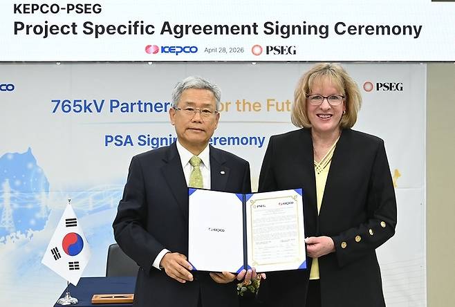 김동철 한국전력공사 사장(왼쪽)과 킴 하네만 PSEG 사장이 28일 한전아트센터에서 765kV 송전망 기술협약 계약을 체결하고 기념사진을 촬영하고 있다. [한국전력공사]