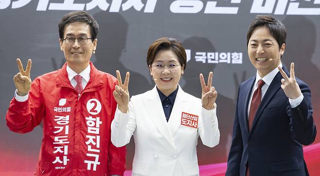 26일 서울 여의도 국민의힘 중앙당사에서 열린 6ㆍ3 지방선거 국민의힘 경기도지사 후보 경선 토론회에서 후보들이 기념 촬영하고 있다. (왼쪽부터) 함진규, 양향자, 이성배 후보. 연합뉴스.