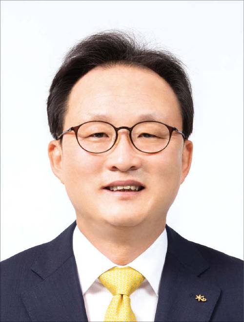 1964년생/ 선린상고/ 성균관대 경영학과/ 헬싱키경제경영대학원 MBA/ 국민은행 영업기획부장/ 국민은행 외환사업본부장/ 국민은행 개인고객그룹 전무/ 국민은행 경영기획그룹 부행장/ KB금융지주 재무총괄(CFO) 부사장/ KB라이프생명보험 대표이사/ KB국민은행장(현)