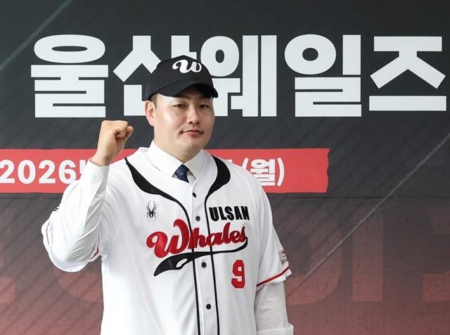 미국프로야구 메이저리그(MLB)에서 뛰었던 최지만이 27일 문수야구장에서 열린 울산 웨일즈 입단식에 참석해 유니폼을 입고 포즈를 취하고 있다. 사진=연합뉴스