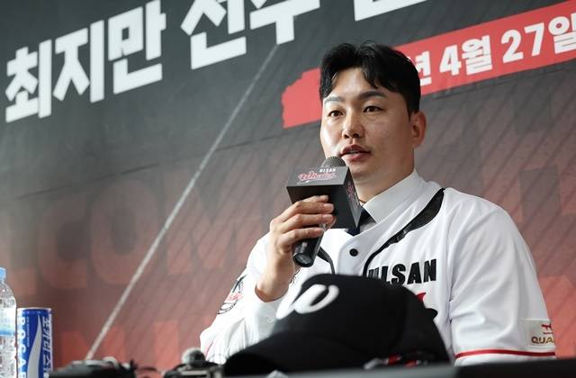 미국프로야구 메이저리그(MLB)에서 뛰었던 최지만이 27일 문수야구장에서 열린 울산 웨일즈 입단식에 참석해 취재진 질문에 답하고 있다. 사진=연합뉴스