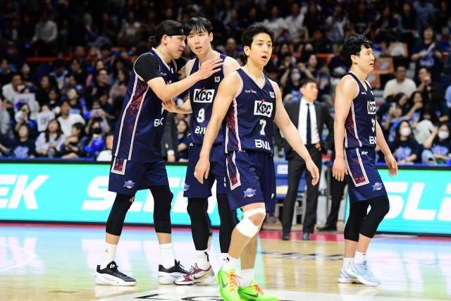 부산 KCC는 28일 부산사직체육관에서 열린 안양 정관장과의 2025-26 LG전자 프로농구 4강 플레이오프 3차전에서 83-79로 승리했다. 사진=KBL 제공