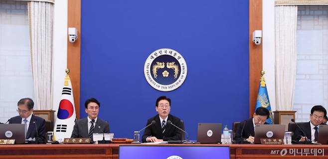 [서울=뉴시스] 고범준 기자 = 이재명 대통령이 28일 청와대에서 열린 국무회의 겸 비상경제점검회의에서 발언하고 있다. (청와대통신사진기자단) 2026.04.28