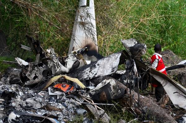 남수단 수도 주바 외각에서 항공기가 추락해 탑승자 14명이 전원 사망했다. 사진은 남수단 주바 인근에서 추락한 항공기 모습. /로이터=뉴스1